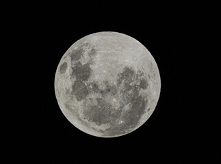 Full moon over black / Luna llena