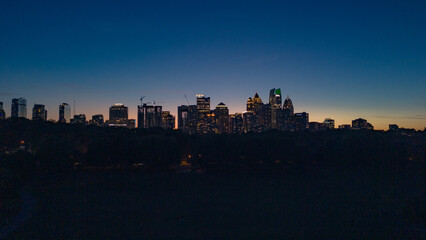 Naklejka premium Panoramic aerial view of Atlanta skyline during sunset shot from Piedmont Park