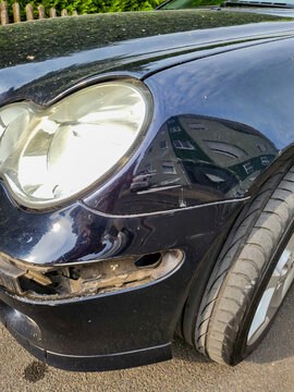 Unfallauto oder Unfallfahrzeug mit Kratzern und Dellen an der Sto&szlig;stange nach einem Unfall mit Parkrempler