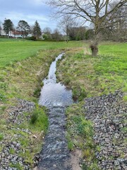 Obraz premium Kleiner Bach in der Natur, Dortmund, Deutschland