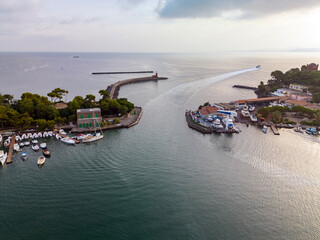Obraz premium Alba a Ischia. Vista aerea di Ischia porto. Un'isola con navi barche e case.