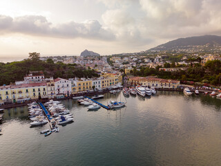 Alba a Ischia. Vista aerea di Ischia porto. Un'isola con navi barche e case.