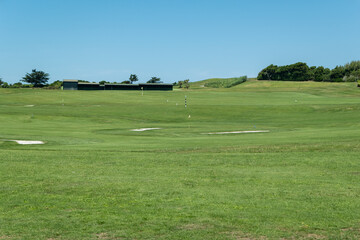 Fototapeta na wymiar Primavera radiante: O esplendor de um campo de golfe verde sob o Sol radiante