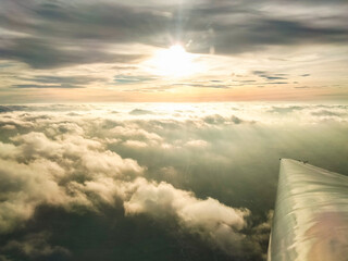 lot szybowcem ponad chmurami
