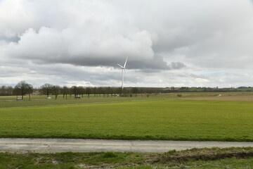 &Eacute;olienne se dressant sous un ciel gris dans un paysage rural &agrave; Ghislenghien (Ath)