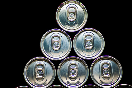 Aluminiumdosen in Pyramidenform-Symmetrie der k&uuml;hlen Erfrischung