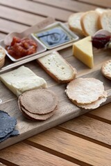 Obraz na płótnie Canvas cheese and crackers
