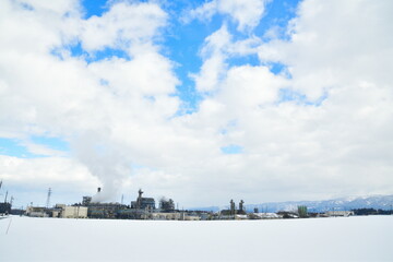 雪原と工場（新潟県）