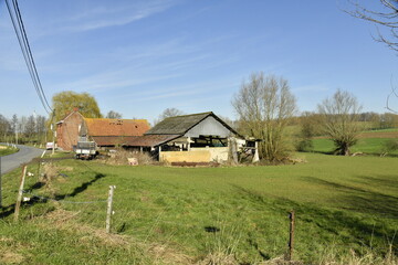 L'une des granges abandonnées le long de la route entre Ribecq et Ghislenghien (Ath)