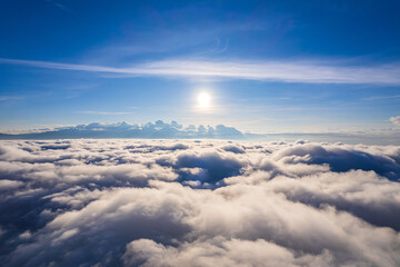 Naklejka premium Beautiful sunlight over the mountain and misty of Thailand
