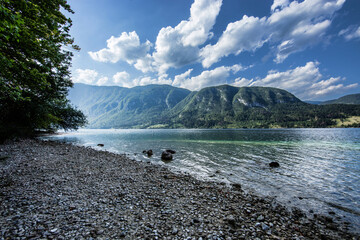 Ampia visuale panoramica della sponda nord del lago di Bohinj, in Slovenia e del suo bellissimo...