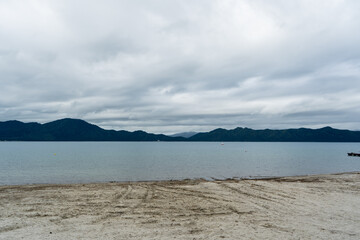 雲が覆う、初秋の田沢湖