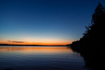 schöne Aussicht auf ein Meer in Schweden bei Sonnenuntergang und bei Nacht, 