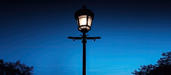 Obraz premium Streetlight shines brightly in the night