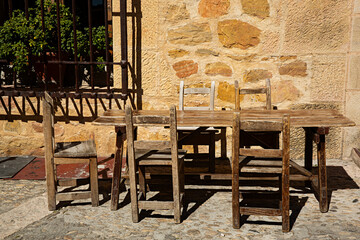 Mesa y silla de madera de un restaurante en la calle. - 795405439