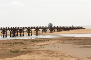 Paisaje de la playa de Isla Cristina con su puente de madera.