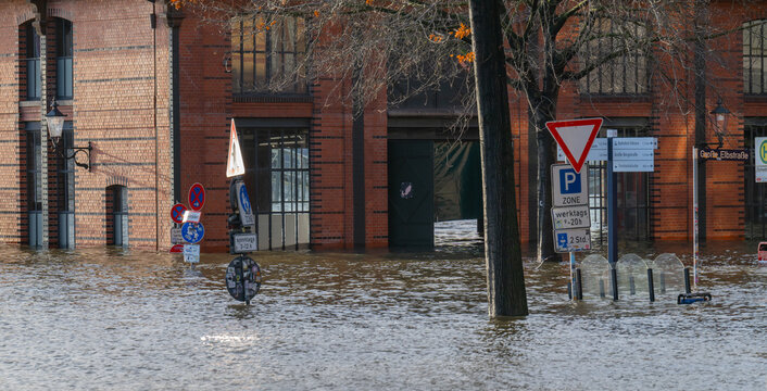 Sturmflut und Elbe Hochwasser am Hamburger Hafen St. Pauli Fischmarkt Fischauktionshalle