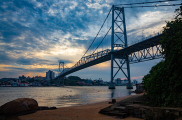 pôr do sol ponte Hercílio luz de Florianopolis Santa Catarina Brasil Florianópolis - obrazy, fototapety, plakaty