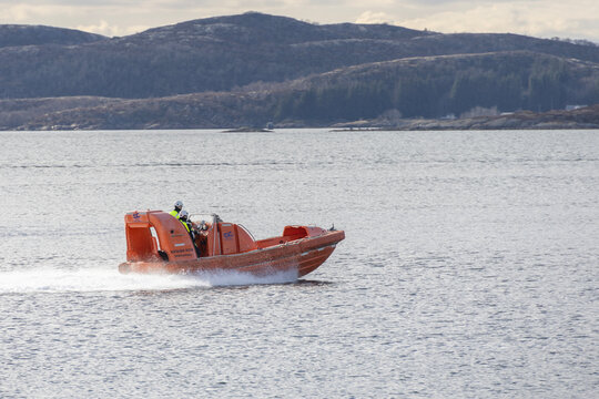 Testing Coastal liner RICHARD WITH rescue boat in Brønnøysund