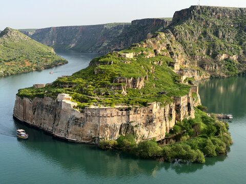 Rumkale: Ancient fortress, nestled on the banks of the Euphrates River. Centuries-old history and stunning vistas await. Explore its remnants, embrace timeless beauty.