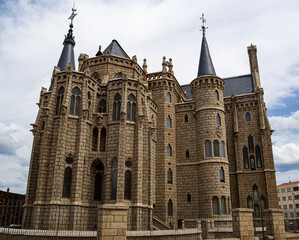 Vista del Palacio de Gaudí en Astorga, arquitectura modernista, con torres arcos y ventanas,...
