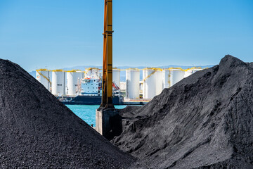 Blick auf abgeladene Kohle im Hafen von Tarragona, Spanien
