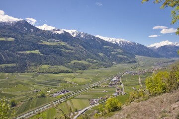 Val Venosta panorama alto adige con fiume adige