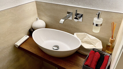 Wasch tisch mit fliesen auf holzablage mit einer vase und chrom armatur