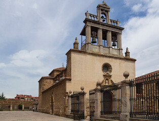 Vista panorámica de la fachada de la Iglesia de Santa Marta de Astorga con el campanario viajando...