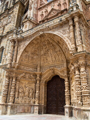 Detalles de la decoración de la entrada a la Catedral de Santa María de Astorga, monumento nacional de estilos gótico, barroco y renacimiento, España, verano 2021