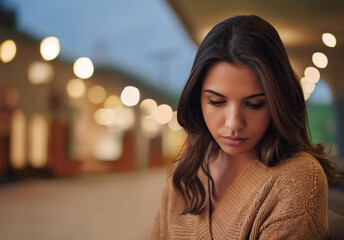 Joven mujer latina con tristeza, melancol&iacute;a o depresi&oacute;n. Enfermedades mentales. IA generativa. Estados emocionales. Imagen con desenfoque
