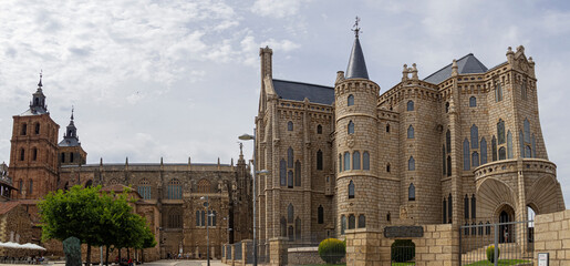 Vista panorámica del Palacio de Gaudí Astorga con torres tejados negros en España, verano de 2021