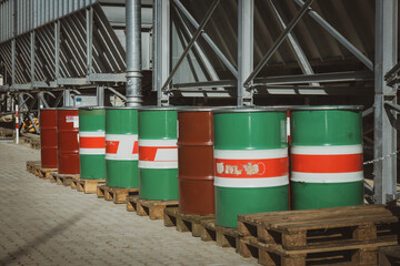 many oil drums are standing next to each other on pallets
