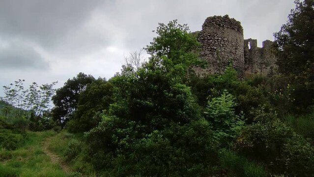 Maiori - Scorcio di una torre del castello dal sentiero di accesso