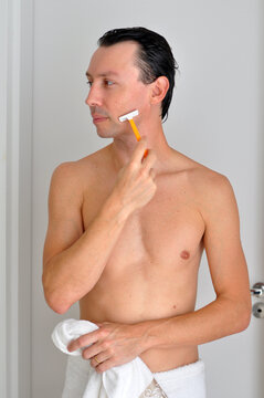 homem com gilete tirando a barba 