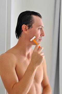 homem com gilete tirando a barba 