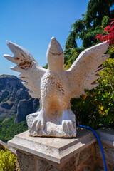 Rzeźba ptaka na klifie meteora
