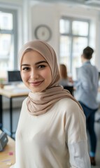 Obraz premium A woman in a hijab smiling at the camera. Generative AI.