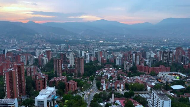 Video aéreo sobre El Poblado, Medellín, Antioquia, Colombia	