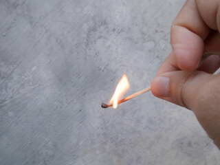 light a fire with wooden matches