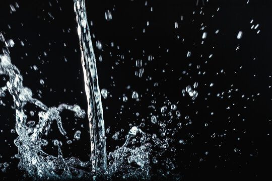 Fotograf&iacute;a de agua cayendo con fondo negro.