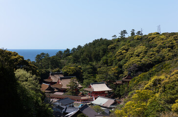 海辺の丘に囲まれている神社 / 島根県出雲市大社町日御碕神社