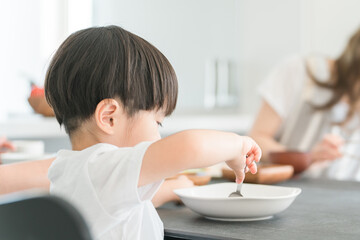 離乳食・ご飯を食べる赤ちゃん・幼児・園児（育児・子育て）
