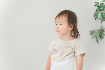 Naklejka premium 家にいる幼児の女の子（育児・子育て・成長） 