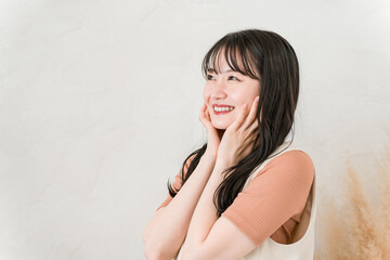 Naklejka premium キープ力のあるファンデーションでメイクが崩れない・ベースメイクスキンケアする女性・ノーファンデ 