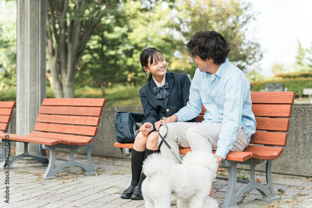 Poster 公園のベンチに座る犬の散歩をする愛犬家の親子・娘・父親
