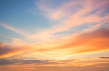 Obraz premium オレンジや青にグラデーションする夕焼けの空と太陽と雲