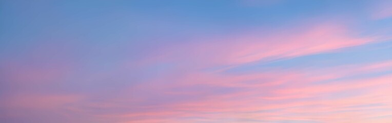 ピンクと青のグラデーションをする雲と空の景色