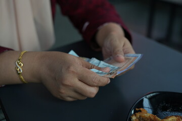 Obraz premium Rupiah banknotes being counted