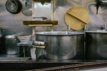 어느 식당에 쓰이는 큰 냄비와 식기류 들